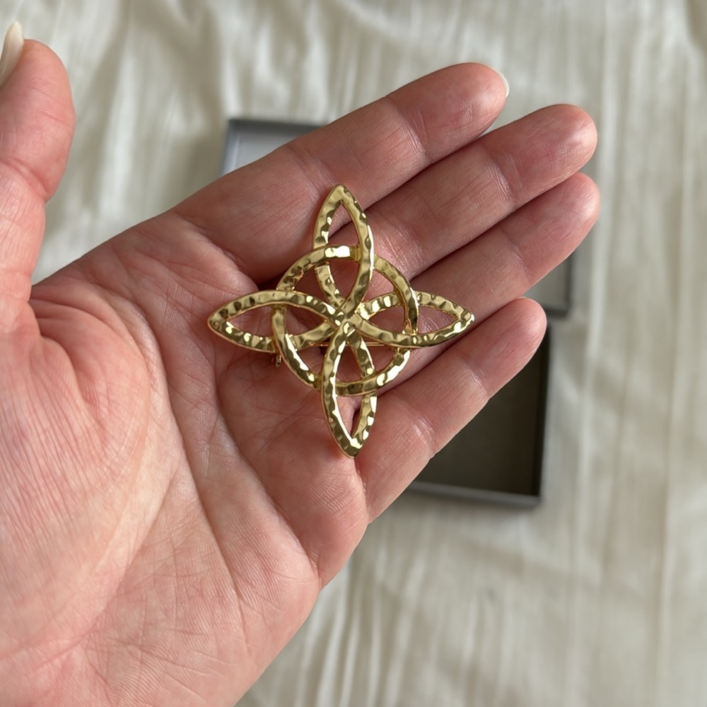 The Giving Pin- Celtic Knot - Picture 4 of 6